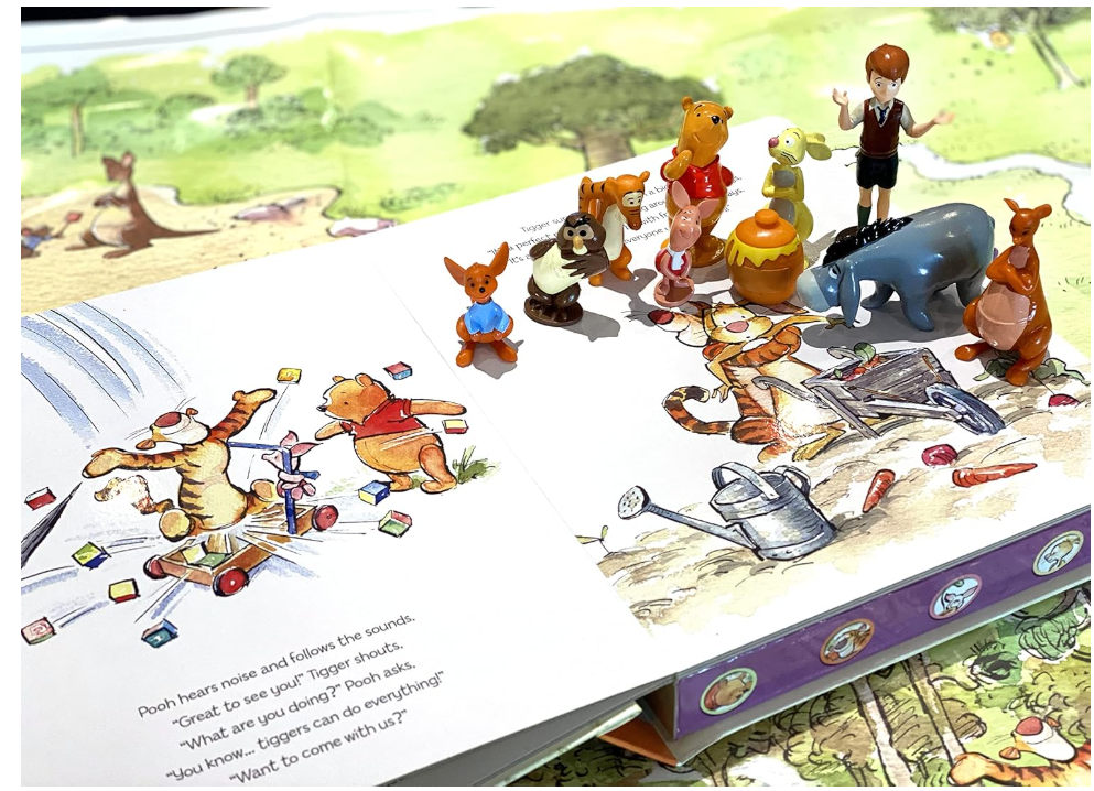 Disney Winnie the Pooh Classic My Busy Books - 10 Figurines and a Playmat